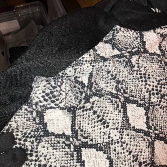 White and black Henley long sleeved with snakeskin pattern - Picture 4 of 4